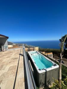 Bazén v ubytování Superbe villa saint leu piscine et spa vue Océan nebo v jeho okolí