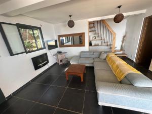 Posezení v ubytování Superbe villa saint leu piscine et spa vue Océan