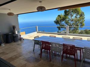 The swimming pool at or close to Superbe villa saint leu piscine et spa vue Océan