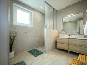 un bagno con due lavandini e uno specchio di Gîte de charme avec spa, terrasse et grand jardin, au cœur des vignobles entre Moulins et Vichy - FR-1-489-507 a Saulcet Altre 24 foto