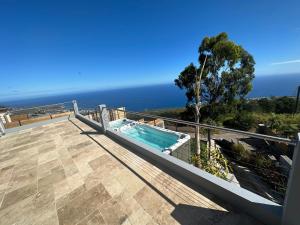 The swimming pool at or close to Superbe villa saint leu piscine et spa vue Océan