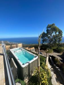 Bazén v ubytování Superbe villa saint leu piscine et spa vue Océan nebo v jeho okolí