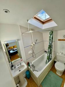 a bathroom with a sink and a tub and a toilet at Victoria - 1 bedroom appartment 4 people in London