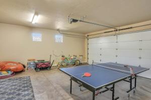Santa Clara的住宿－Red Canyon Vista #16 home，一间设有乒乓球桌的房间
