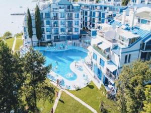 an aerial view of a swimming pool at a hotel at Pomorie Direkt am Pool in Pomorie