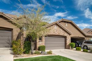une maison avec un garage et une voiture dans l'établissement Zion's Edge townhouse, à Washington