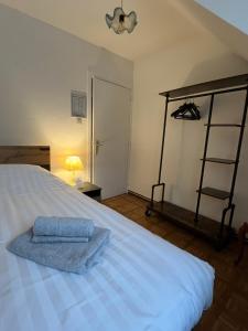 Vakantiehuis Santorini في فيسترلو: غرفة نوم عليها سرير وفوط زرقاء