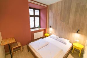 1 Schlafzimmer mit einem Bett, 2 Stühlen und einem Fenster in der Unterkunft DREAM Hotel Lviv in Lwiw