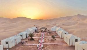 una vista aerea su un deserto con tende di Sahara Dream luxury Camp a Merzouga