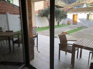 Blick auf eine Terrasse mit einem Tisch und Stühlen in der Unterkunft Casa Candelaria in Arguedas