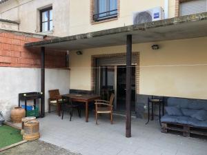 阿爾格達斯的住宿－Casa Candelaria，一个带桌椅的庭院和一座建筑