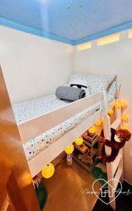 - une chambre avec des lits superposés et un plafond bleu dans l'établissement Casa con Amor - Dreamy Pastel Boho-Chic Haven, à Manille