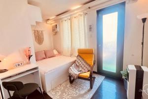 Camera piccola con letto, scrivania e sedia. di Casa con Amor Newly Renovated Boho Home QC a Manila Altre 19 foto