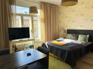 ein Wohnzimmer mit einem Bett und einem Tisch in der Unterkunft Hamina Bastion Apartments in Hamina