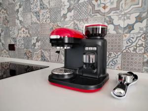 トリノにあるSan Martino sweet homeのカウンターの上に置かれたコーヒーメーカー