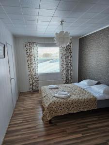 Un pat sau paturi într-o cameră la Majoitus Kulma