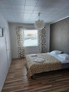 a bedroom with a bed and a window at Majoitus Kulma in Ilomantsi
