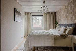a bedroom with a bed and a window at Cozy townhouse 7 beds in Stockholm County in Kungsängen
