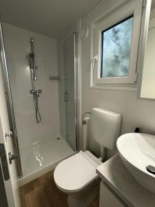 ドラゲにあるMobile Home Drage Taraのトイレ、シャワー、洗面台を備えたバスルーム +28枚の写真