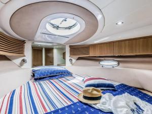 una camera da letto con un letto con un cappello sopra di Yacht Mea - Pantelleria a Pantelleria