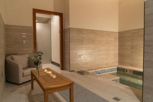 傑克遜的住宿－Snow King Resort Luxury Condominiums，客厅设有浴缸和带蜡烛的桌子