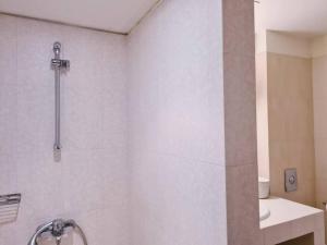 La salle de bains est pourvue d'une douche et d'un lavabo. dans l'établissement Seafront Family Apartment #A, à Argos