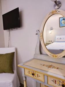 1 dormitorio con espejo en un tocador con cama en Seafront Family Apartment #A, en Argos