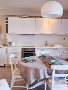 - une cuisine avec une table et deux chaises dans l'établissement Seafront Family Apartment #A, à Argos