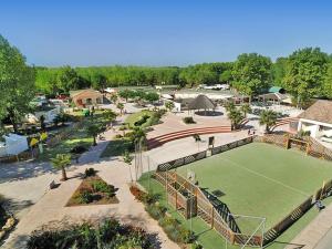 uma vista aérea de um parque com um campo de ténis em MOBILHOME Lodge 3 chambres, 500m plage, camp 5 étoiles em Vendres