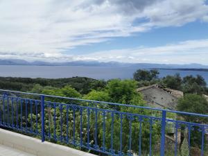- un balcon avec vue sur l'eau dans l'établissement Peacefull Sea View Maisonette, à Petrití