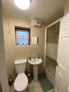 y baño con aseo y lavamanos. en Double Room Near Central London, en Londres