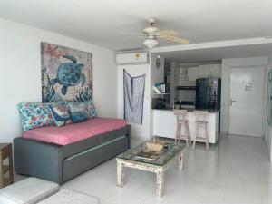 sala de estar con sofá y mesa en Edificio Morros 3, en Cartagena de Indias