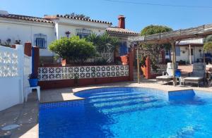 - une piscine en face d'une maison dans l'établissement B&B Finca Sueño de Vida, à Alhaurín de la Torre