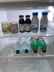 um frigorífico cheio de garrafas de água e outros alimentos em RG MAISON em Morino