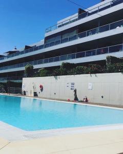 ソトグランデにあるCasa Algo luxe appartement met terras aan zee 133 m2のクルーズ船の前の大型スイミングプール
