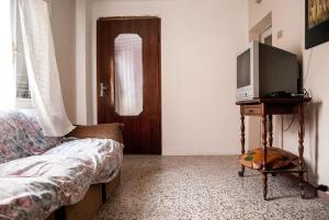 um quarto com uma cama e uma televisão numa mesa em appartamento x 6 persone em Monasterolo del Castello