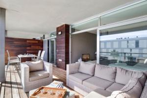 ソトグランデにあるCasa Algo luxe appartement met terras aan zee 133 m2のリビングルーム(ソファ、テーブル付)