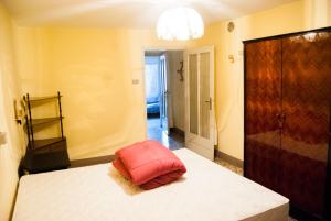 um quarto com uma cama com uma almofada cor-de-rosa em appartamento x 6 persone em Monasterolo del Castello