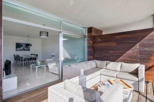 ソトグランデにあるCasa Algo luxe appartement met terras aan zee 133 m2のリビングルーム(ソファ付)、ダイニングルーム