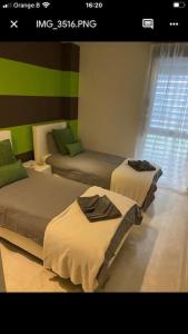 ソトグランデにあるCasa Algo luxe appartement met terras aan zee 133 m2の緑の壁のドミトリールーム ベッド2台