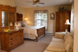 Ein Bett oder Betten in einem Zimmer der Unterkunft Eagle Harbor Inn