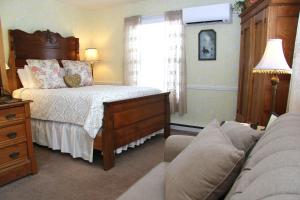 Ein Bett oder Betten in einem Zimmer der Unterkunft Eagle Harbor Inn