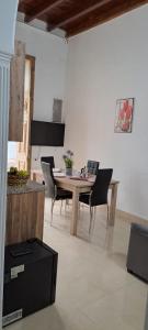 ein Wohnzimmer mit einem Holztisch und Stühlen in der Unterkunft El Cachorro in San Miguel de Abona