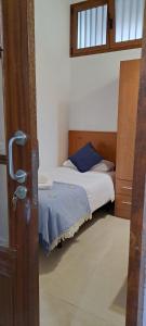 ein kleines Schlafzimmer mit einem Bett und einem Fenster in der Unterkunft El Cachorro in San Miguel de Abona