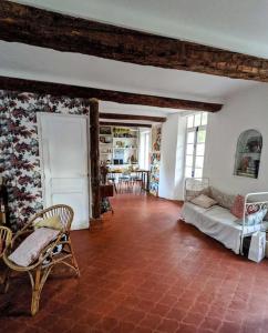uma sala de estar com um sofá e cadeiras em Villa provençale Stella Maris em Toulon