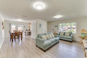 Imagen de la galería de Game Room, Private Pool South Daytona Home!, en South Daytona