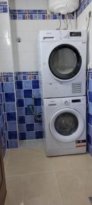 Waschmaschine und Trockner in einem kleinen Bad in der Unterkunft El Cachorro in San Miguel de Abona + 39 Fotos
