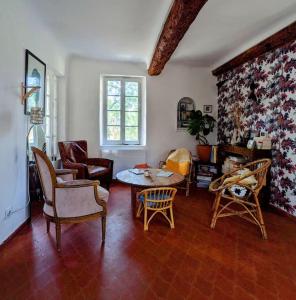 uma sala de estar com cadeiras e uma mesa em Villa provençale Stella Maris em Toulon