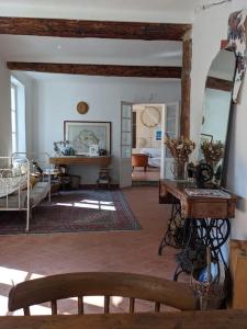 uma sala de estar com uma mesa e um espelho em Villa provençale Stella Maris em Toulon