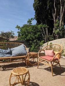 um grupo de cadeiras e mesas num pátio em Villa provençale Stella Maris em Toulon